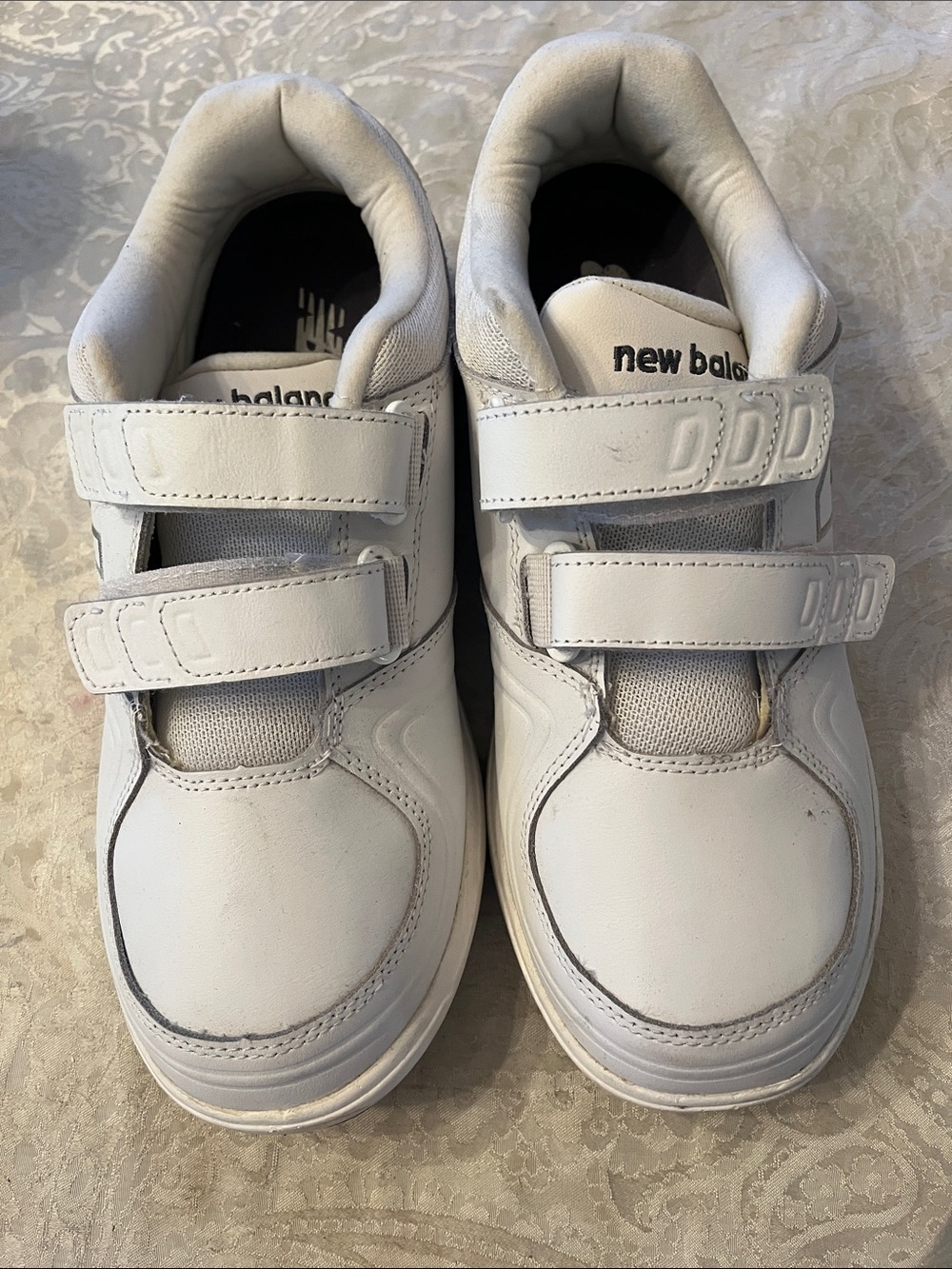 New Balance White Leather Velcro Sneakers women 9.5 in EUC